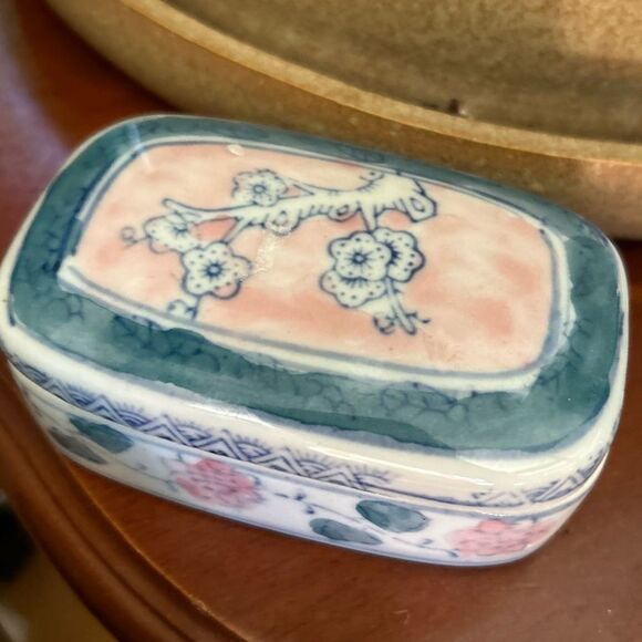 Small porcelain box with Asian floral design 4"wide1.5height - Picture 4 of 8